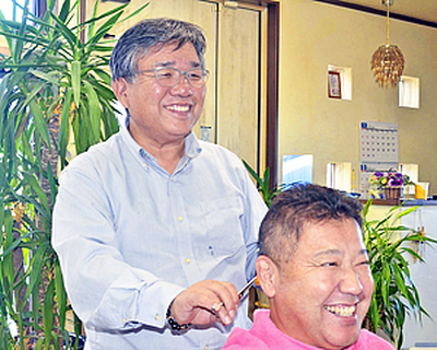 震災から約１年で店を再建した立谷さん（左）