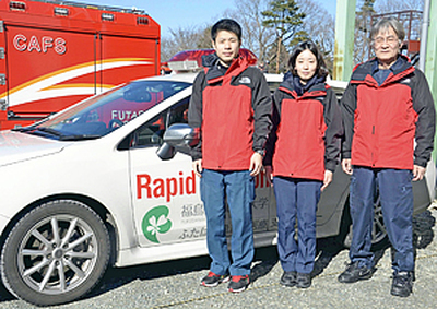 双葉郡で活動する田勢副センター長（右）ら救急グループ