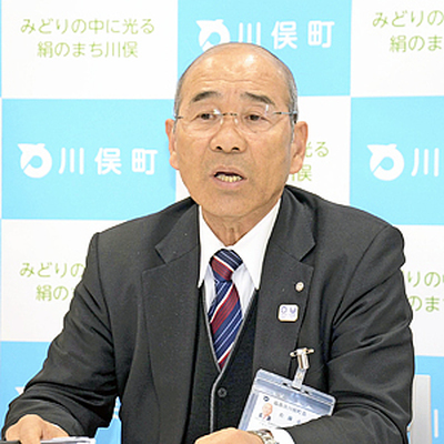 インタビューに答える佐藤町長