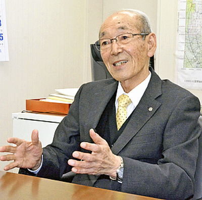 インタビューに答える馬場町長