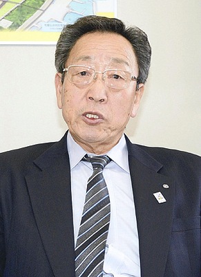 インタビューに答える宮本町長