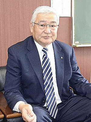 課題解決への取り組みを話す篠木弘村長