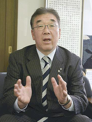 「被災地から脱却し、人口減の流れにあがなう」と語る遠藤村長