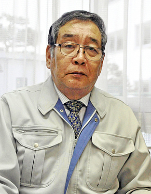 インタビューに答える渡辺町長