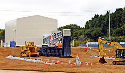 除染で出た土壌などの貯蔵が始まった中間貯蔵施設＝昨年１０月２８日、大熊町