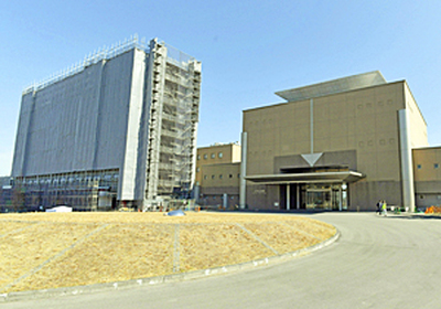 鉄骨７階建て（一部８階）で客室１１７室を整備。約３００人が利用できるコンベンションホールも設け、アスリートだけでなくイノベーションコースト構想に関連した事業者をはじめ幅広い人が利用可能となる。右側はセンター棟