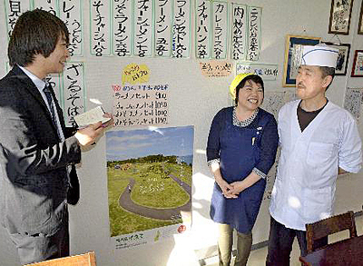 武ちゃん食堂の仮設店舗で影山記者（左）を笑顔で迎える佐藤さん夫妻＝楢葉町・ここなら商店街