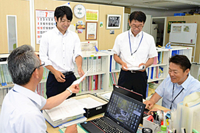 町民や先輩職員に町のことを教わりながら業務に励む白石さん（左から２人目）＝いわき市・双葉町教委いわき事務所
