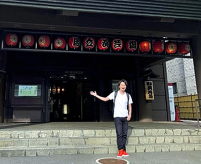 国立演芸場前にて