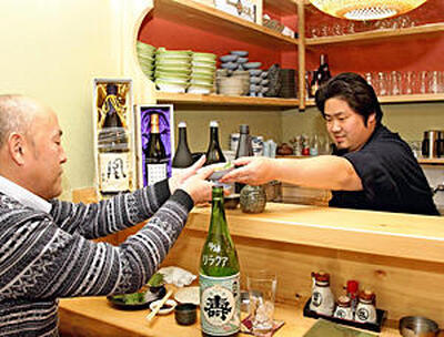 「訪れた人の明日への活力にしてほしい」と願っている大清水さん（右）＝浪江町・居酒屋「こんどこそ」