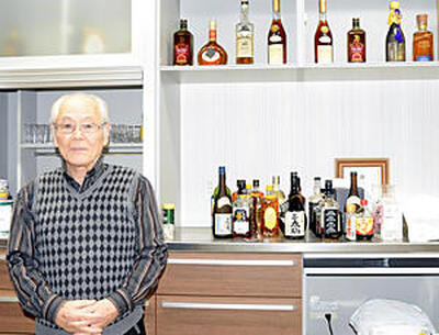 「酒を飲んで歌える憩いの場になれば」と話す遠藤さん＝富岡町・ミュージックサライ