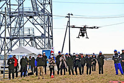 ドローンの目視外飛行の実証実験を行う研究者ら＝２０１９年１月２３日、南相馬市・福島ロボットテストフィールド