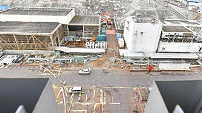 ３号機建屋上部から見た福島第１原発西側（山側）の様子。斜面にはコンクリートが吹き付けられている＝２月２０日