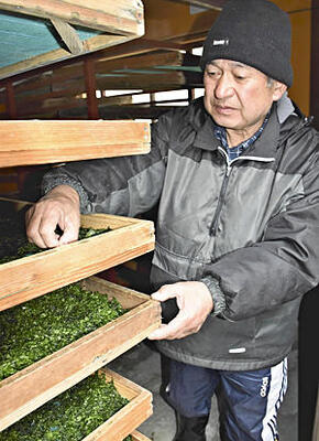 青ノリの乾燥作業を行う山下さん。処理水の海洋放出には反対の立場だ