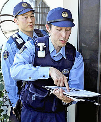 住民に不信電話に注意するように呼び掛ける沢本巡査部長（右）と松本巡査