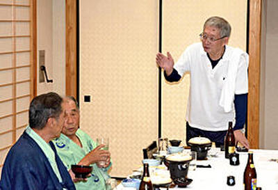 避難先での暮らしについて会話を交わす鎌田さん（右）