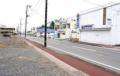 建物の解体とともに更地も増えている中央商店街。店主の帰還の動きも鈍い＝富岡町