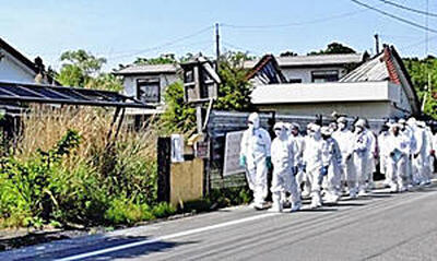 帰還困難区域にある原告の民家に入る裁判官ら＝２０１９年５月、富岡町（代表撮影）