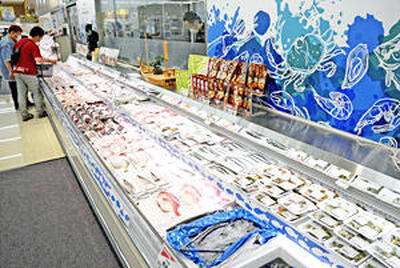 新鮮な魚介類が並ぶ店内。帰還した町民や復興作業員の暮らしを支えている＝楢葉町・ブイチェーンネモト