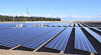 沿岸部に立ち並ぶ太陽光発電所＝南相馬市