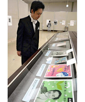展示を見学する刑部さん