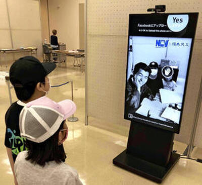 撮影を楽しむ来場者。古関裕而と一緒に写真に納まることができる