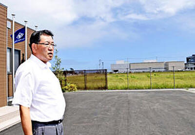 「企業が根付くことで雇用が生まれ、人の定住につながる」と話す伊藤さん。伊藤工務店双葉事務所の奥には、東日本大震災・原子力災害伝承館が整備されるなど、復興産業拠点の景色も徐々に変化している＝双葉町中野