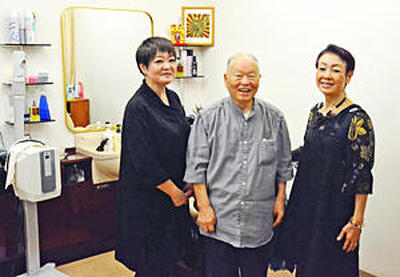 「家族３世代で仕事するのが夢だ」と語る繁光さん。右は妻の照子さん、左は礼子さん