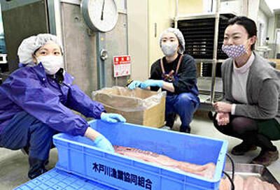 移住促進に向けたプログラムで県外の若者と交流する古谷さん（右）
