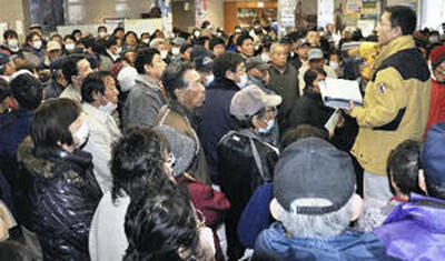 避難施設の割り振りを受ける浪江町民＝２０１１年３月１５日、二本松市役所