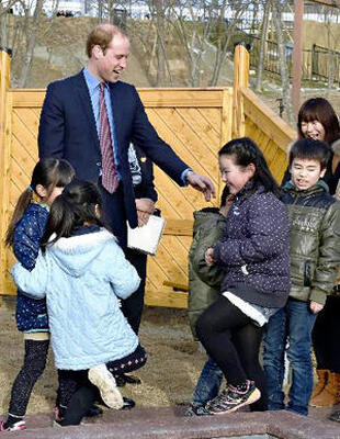 運動施設を訪れ、子どもたちと交流するウィリアム王子＝２０１５年２月