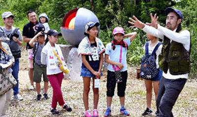 富良野自然塾が開校し、なすびさん（右）から自然環境の大切さを学ぶ参加者＝２０１８年７月