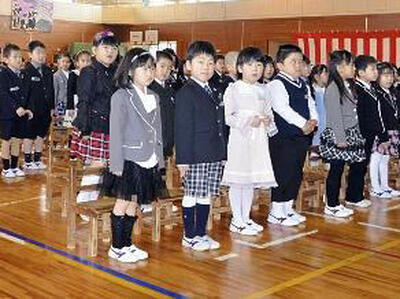 入学式に臨む坂下南小の新入学生＝２０１３年４月