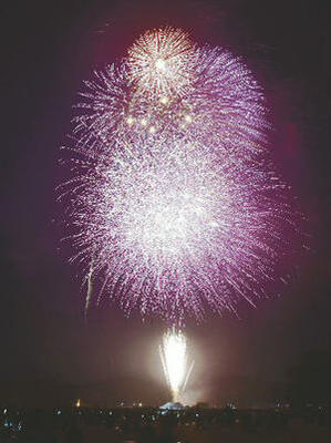 東日本大震災の犠牲者を追悼する「浅川の花火」＝２０１９年８月