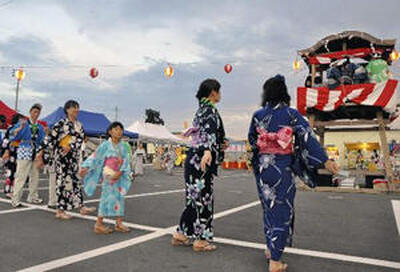 宮里仮設住宅で毎年行われていた「ならは夏まつり」。町民らも参加し、交流を深めた＝２０１２年８月