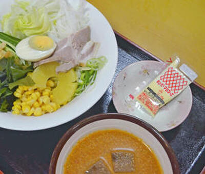 マヨネーズの小袋が添えられた、くん太郎方木田店（福島市）の冷やしみそ中華。三浦紀行店長によると、マヨの袋添えは３５年ほど前の開店当時からのサービス。付けたり、付けなかったり、客の選択の幅が広がるという