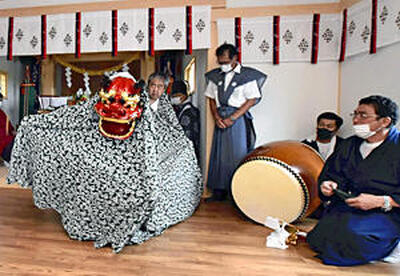 再建された中野八幡神社で神楽を奉納する浜野はまなす会。会長の新家さん（右）らが継承を誓う＝２０２１年８月８日、双葉町