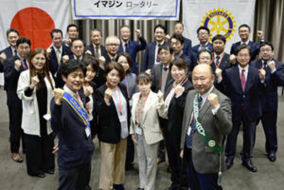 富岡ＲＣの会長を務める藤田氏（最前列左）と幹事の鹿股氏（同右）。仲間と共に地域のバトンを受け継いでいく