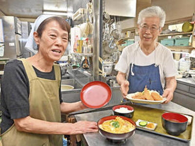 真心のこもった手作り料理で客の心と胃袋をつかんできた祐八さん（右）と町子さん。祐八さんは「だいまるを支えてくれる全ての人への恩返しの気持ちを持ってお店を続けていきたい」とほほ笑む（吉田義広撮影）