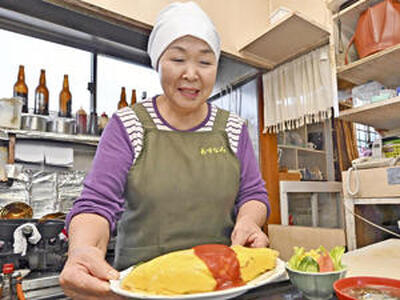 幅広い世代に愛され続ける定食を作る阿字さん。「若い人から『風邪をひかないでね』と励まされてうれしい」と喜ぶ