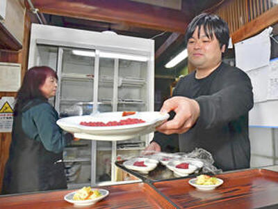 会津坂下町の名物の馬刺しを使ったメニューを用意する信介さん。「古くからのお客さんもいて、将来への責任を感じている」と話す（吉田義広撮影）
