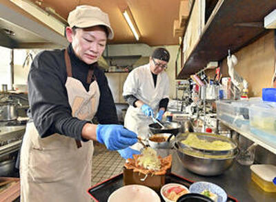 先代の思いを引き継ぎながら食堂を切り盛りするまゆみさん（左）と伊藤さん（吉田義広撮影）