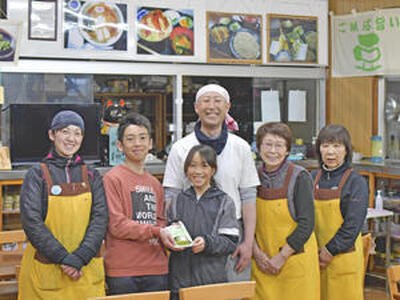 ３代目店主の尚之さん（右から３人目）。（左から）妻慶子さん、長男尚大さん、長女彩加さん、２代目女将の律子さん、従業員の狩野悦子さんらと笑顔で来店者を迎える（石井裕貴撮影）