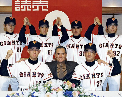 長嶋茂雄監督（前列中央）と一緒に入団会見に臨んだ私（後列左から２人目）。当時の背番号は「６８」。ここからプロ野球人生が始まった