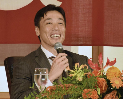 静かに現役を終えるつもりが、急きょ引退会見が開かれた。２０年間という長きにわたりプレーでき、とても幸せな野球人生だった