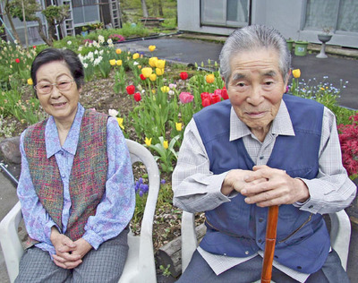私の人生に大きな影響を与えた父賢正（右）と母トミ。２人のうそがなければ、写真を通して地元に貢献できる今はなかった