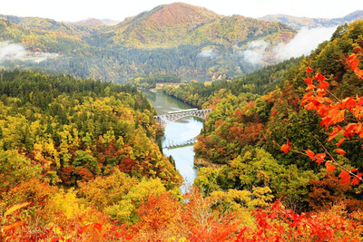 台湾で紹介した第１只見川橋梁（きょうりょう）と紅葉の写真。私の写真から奥会津の絶景に興味を持ち、多くの台湾人が奥会津を訪れるようになった（本人撮影）