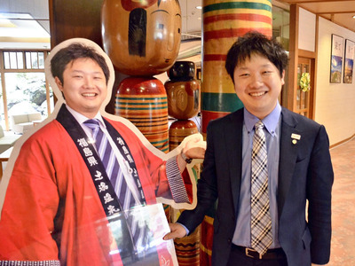 厳しい状況が続く福島の観光再生のため「若旦那」を前面に出した。働く旅館のロビーに等身大パネルを立て、私が不在でもＰＲ役を果たす
