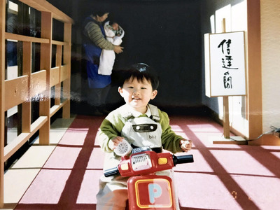 ２歳ごろの私。両親の代わりに乳母が面倒を見てくれた。「離れ」が自宅だったが、遊び場は旅館のロビー。宿泊する大人たちの世界を垣間見ていた