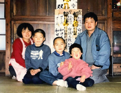小学６年の頃の私（中央）と家族の写真。この家で父（右）の会社の従業員に囲まれながら育ったことが、経営者としての今の私につながっている